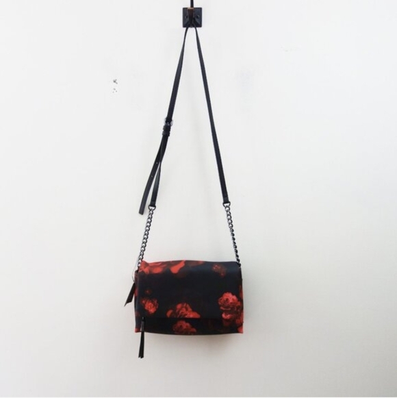 Simply Vera Vera Wang Garrison Crossbody Bag Black Red Rose Vegan Leather NWT! - Picture 2 of 12